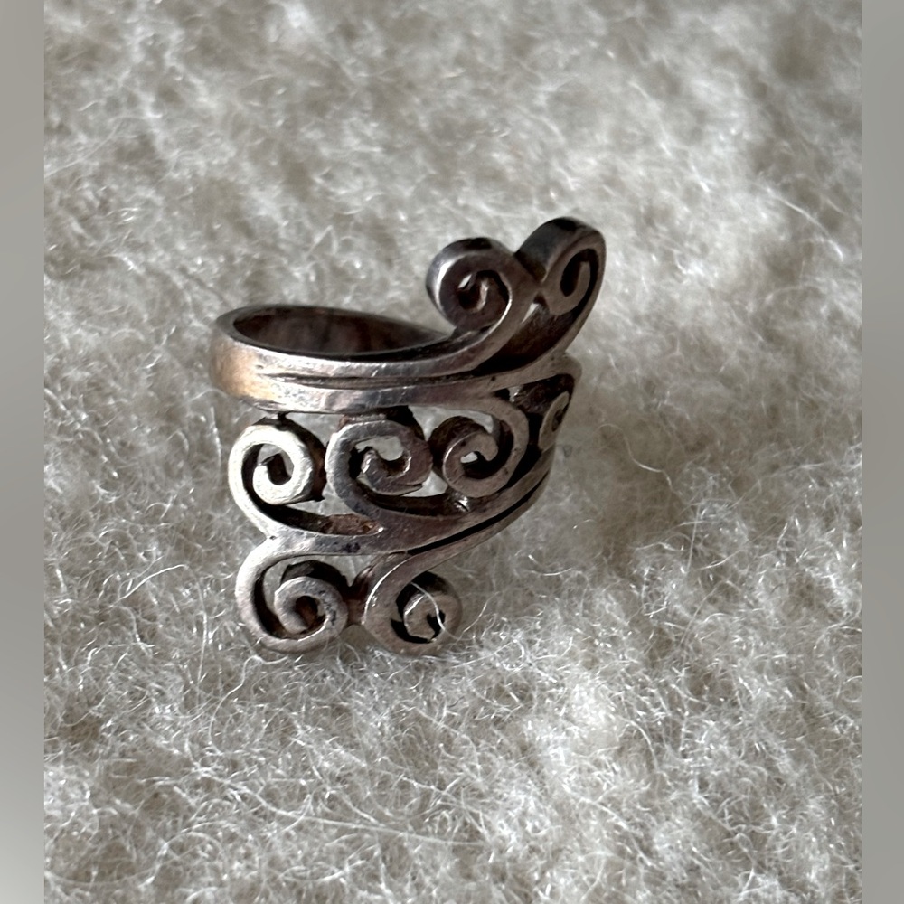 Elegant Silver Swirl Ring